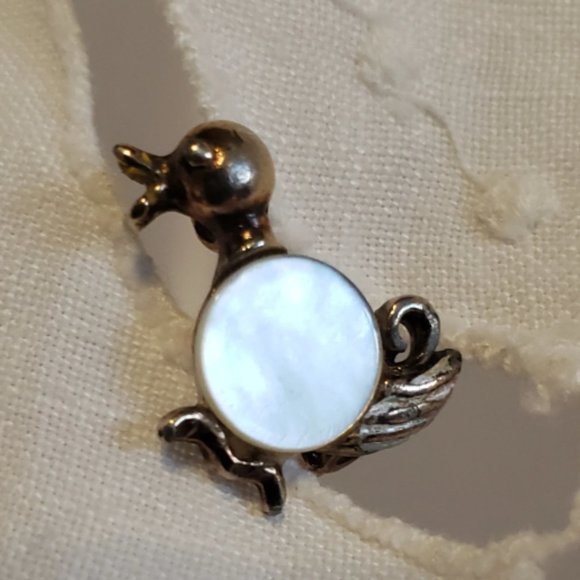 Vintage Baby Duck. Bird Brooch Gold tone. MOP Tiny Pin - Picture 2 of 4